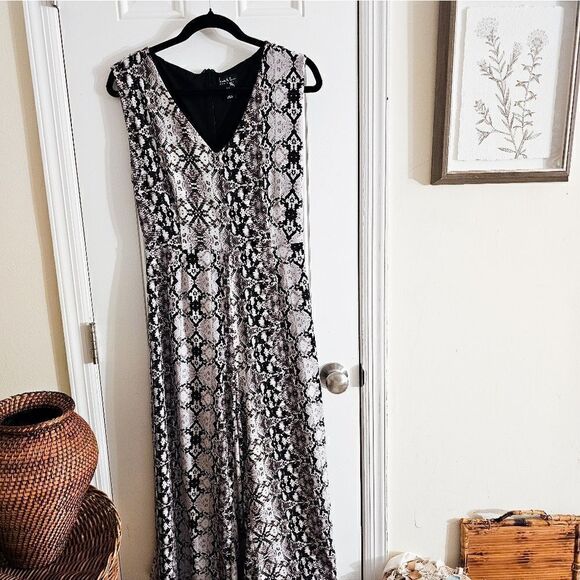 New Nicole Miller Reptile Cropped V- Neck Sleeveless Zipper Back Jumpsuit. - Picture 12 of 16